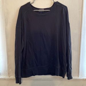 Unisversal threads crewneck